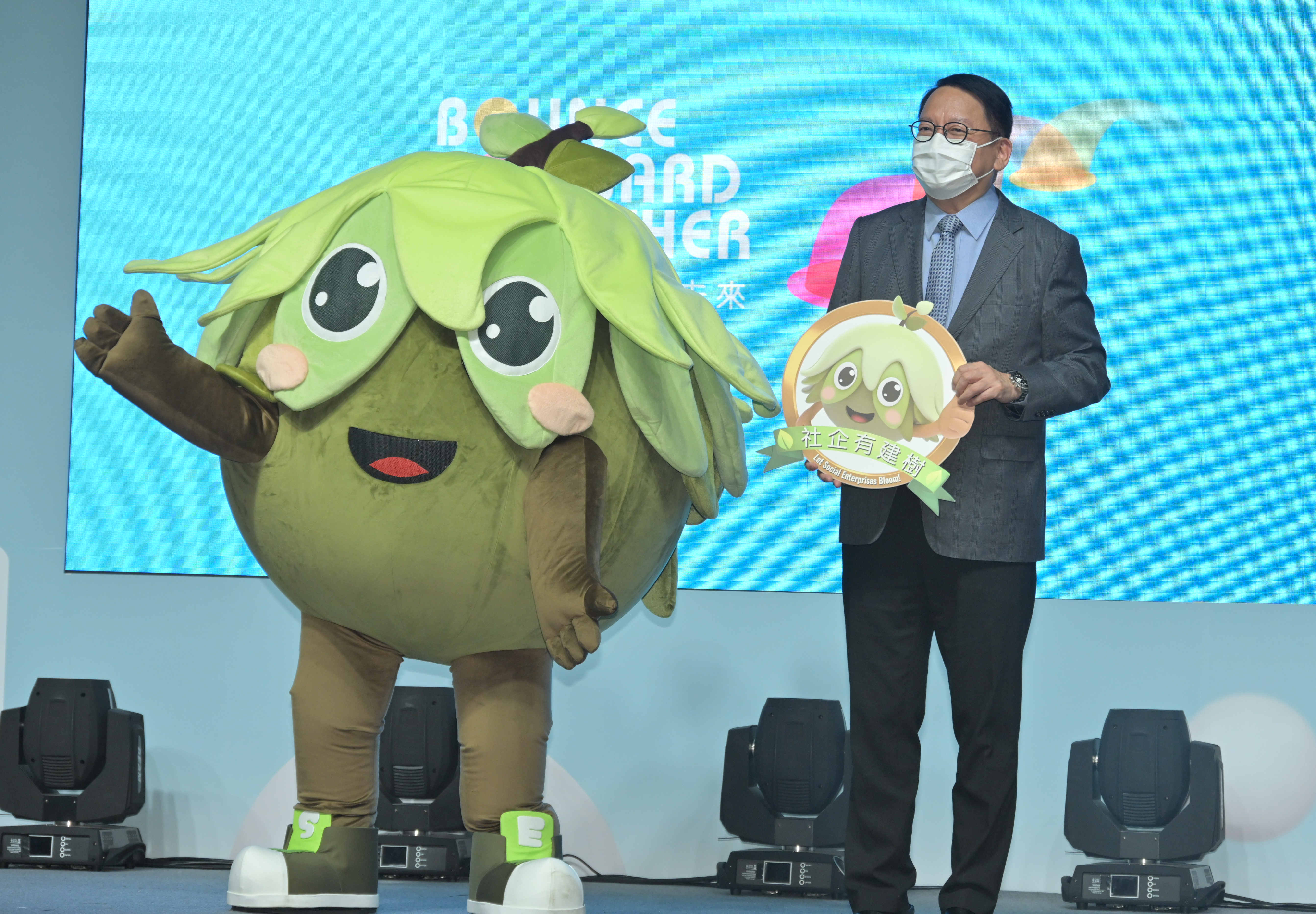 政务司司长陈国基陈国基与社企吉祥物「友建树」在活动上合照。